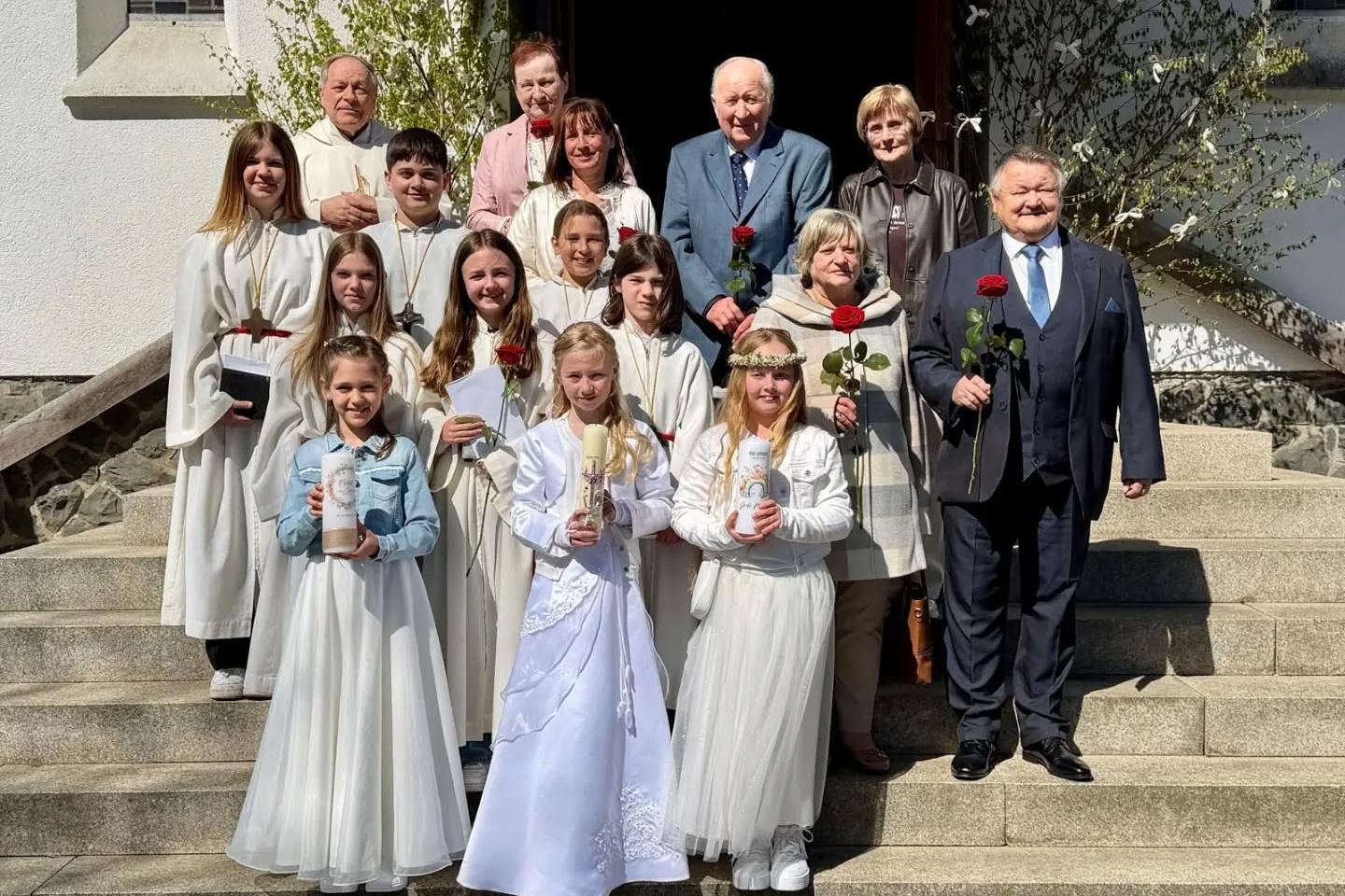 Gruppenbild der Erstkommunionkinder und den Jubelkommunikanten zusammen mit den Ministranten und Generalvikar Georg Kestel