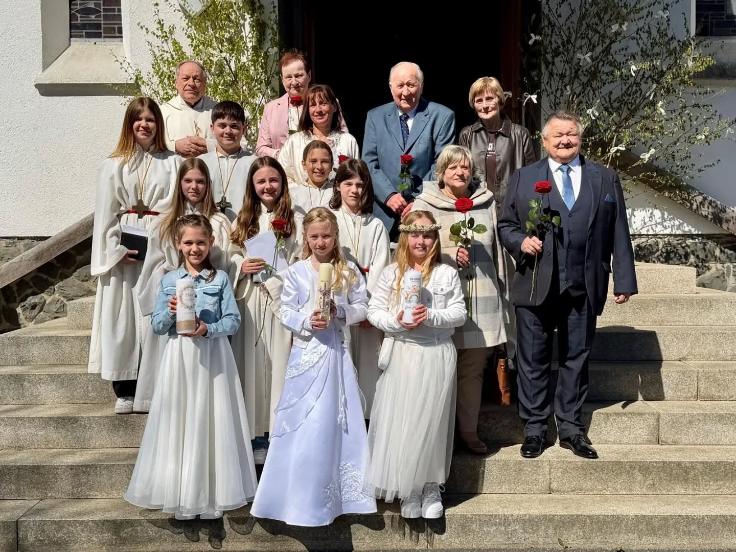 Gruppenbild der Erstkommunionkinder und den Jubelkommunikanten zusammen mit den Ministranten und Generalvikar Georg Kestel
