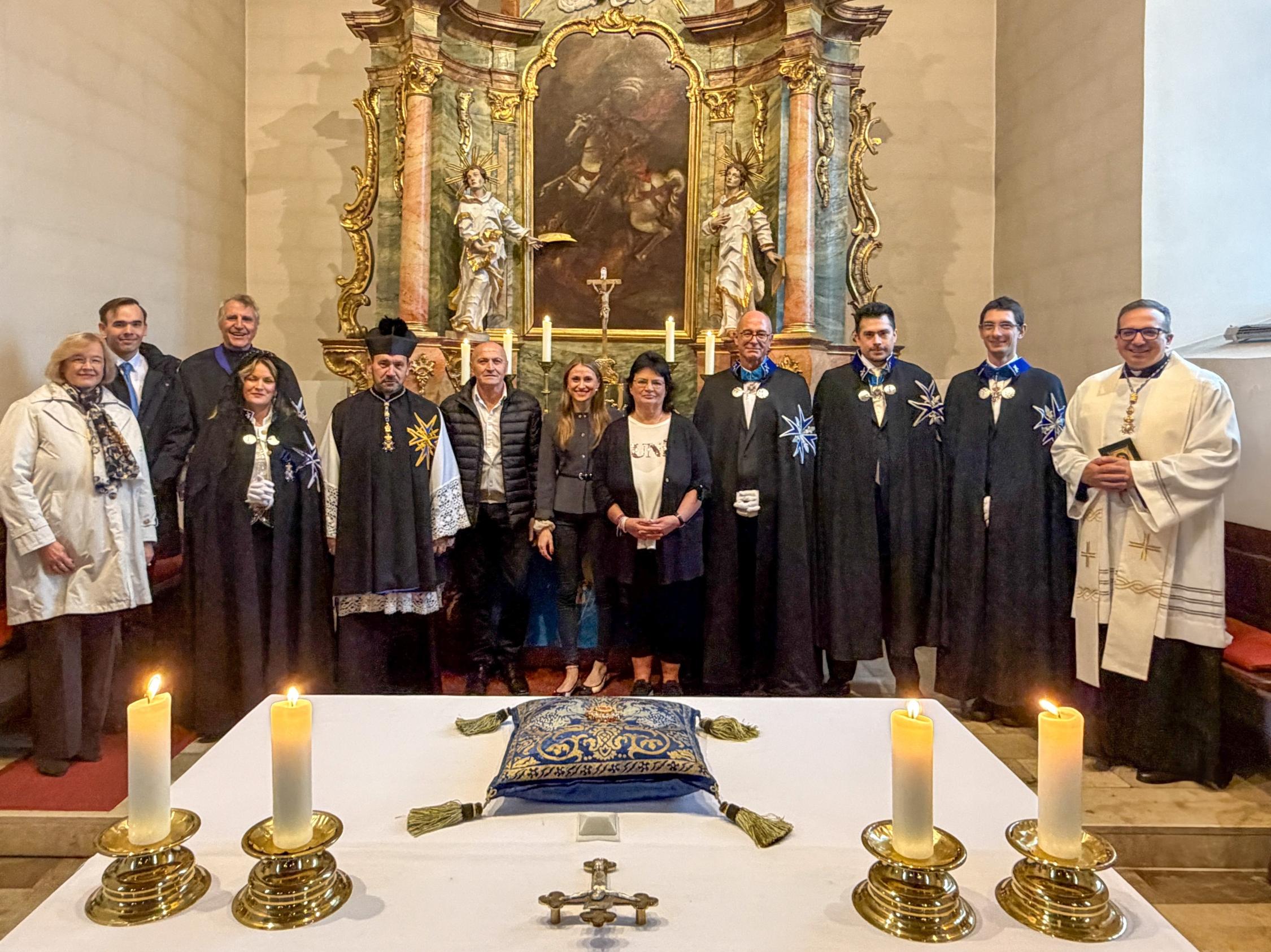 Investitur 2026 Gruppenbild nach der Investitur zwei neuer Mitglieder in die Vereinigung der Ritter und Damen des Heiligen Georg von Burgund