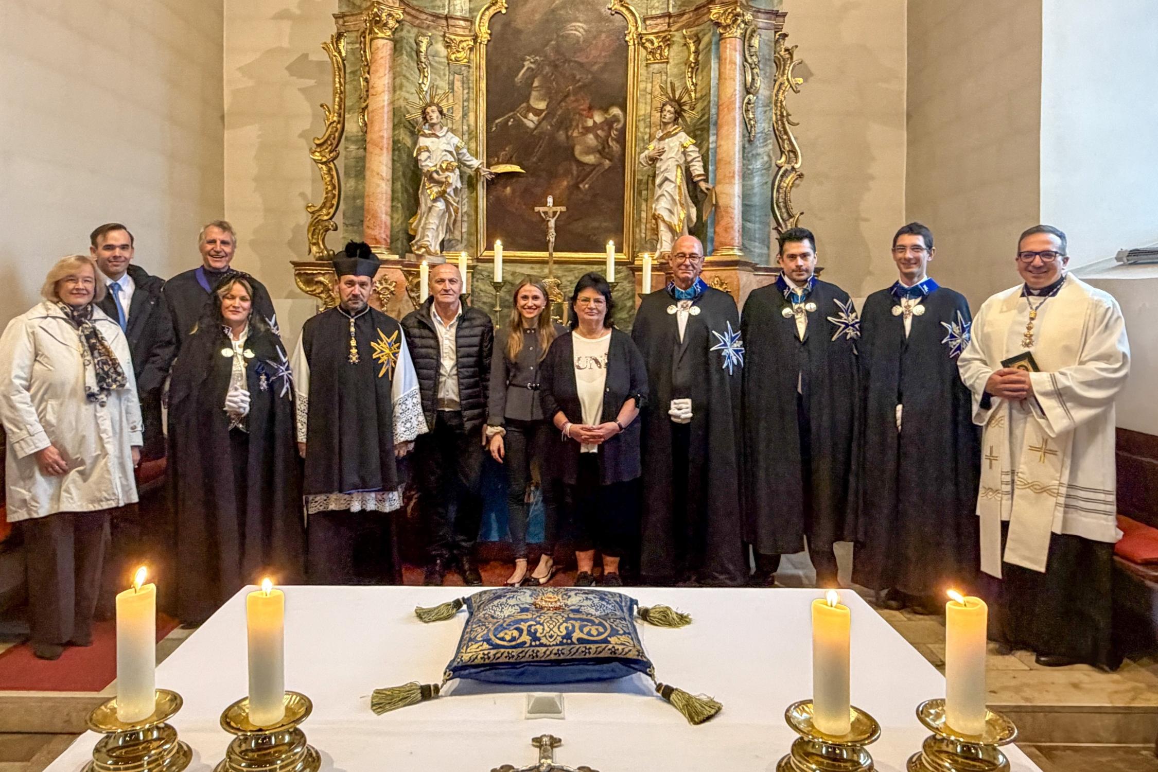 Gruppenbild nach der Investitur zwei neuer Mitglieder in die Vereinigung der Ritter und Damen des Heiligen Georg von Burgund