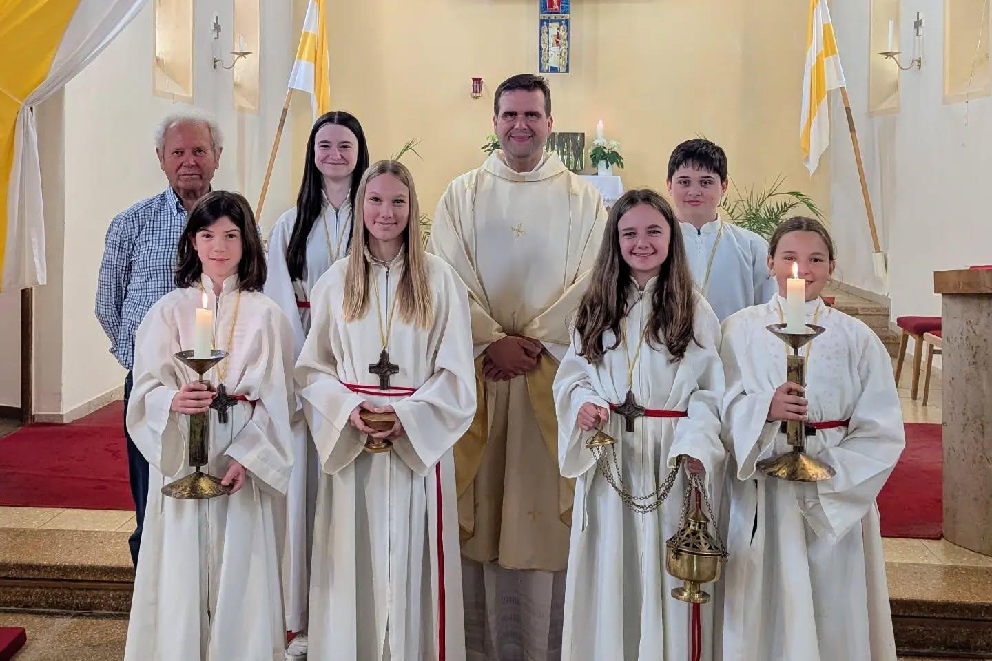 Kuratus Detlef Pötzl mit den Ministranten und Mesner Manfred Jakob nach dem Gottesdienst.