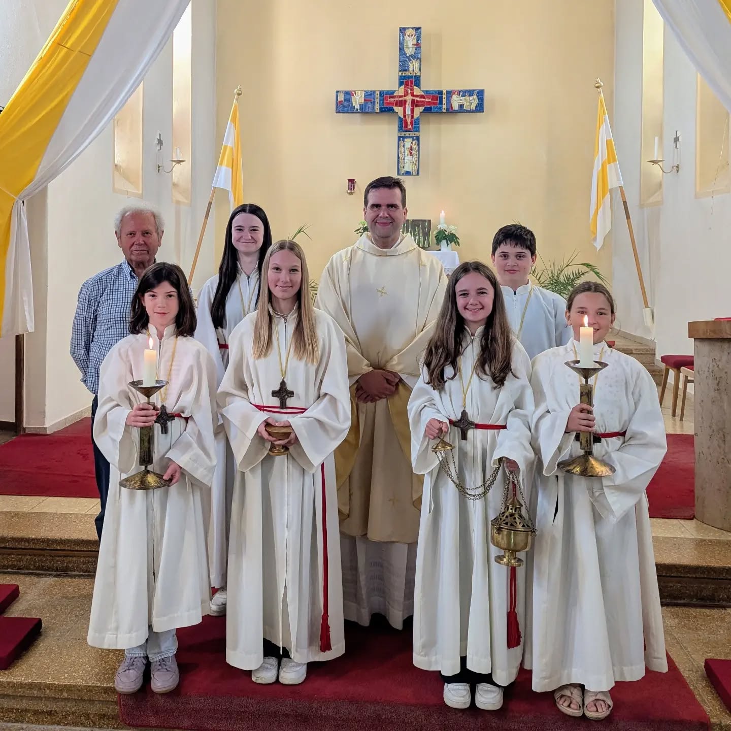 Kuratus Detlef Pötzl mit den Ministranten und Mesner Manfred Jakob nach dem Gottesdienst.