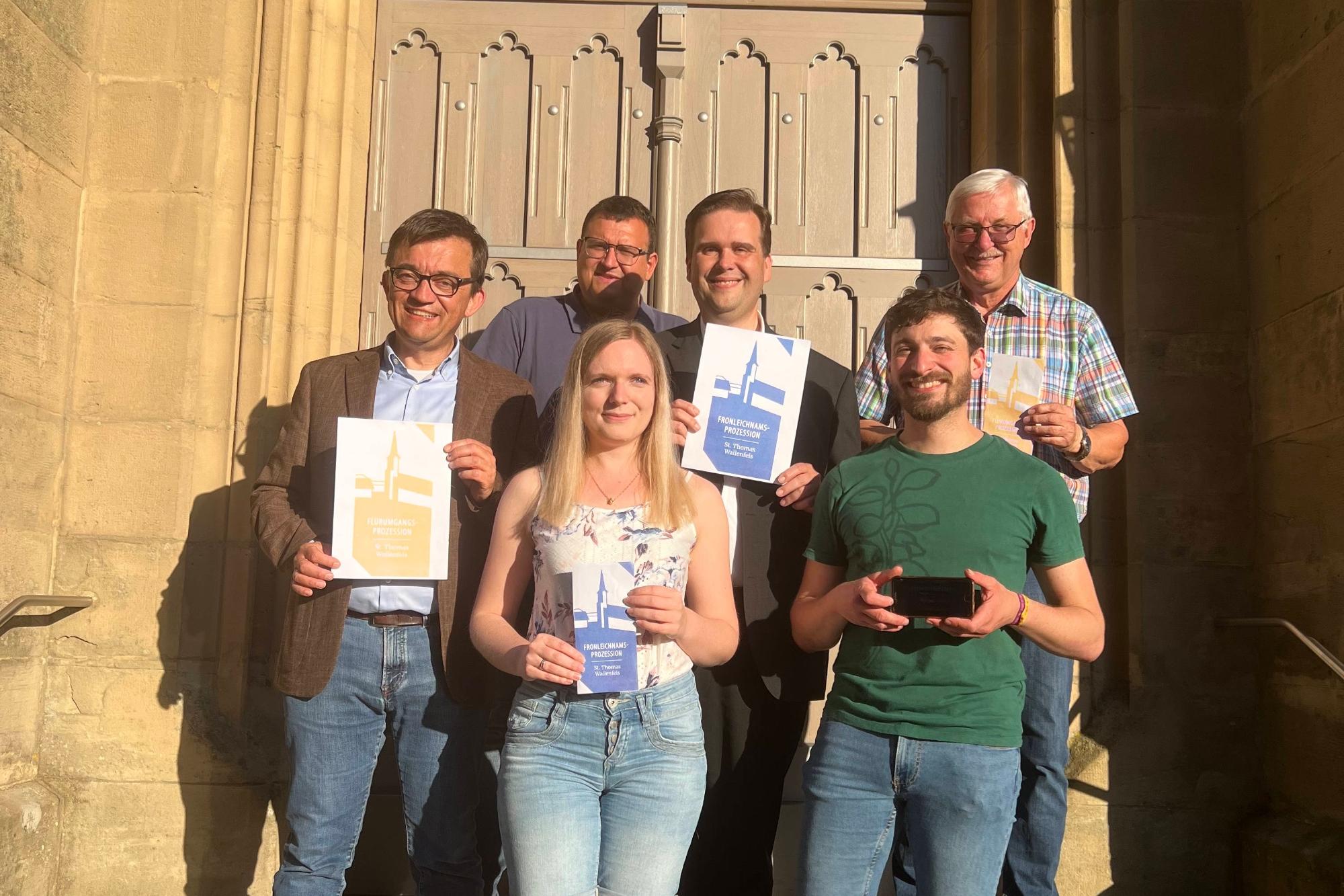Freuen sich über die neuen Prozessionshefte und präsentieren Cover und Hefte und die digitale Version (v.l.n.r.): Bürgermeister Jens Korn, Kirchenpfleger Jan Regel, Nicole Weiß, Pfarrer Detlef Pötzl, Thomas Weiß, Franz Behrschmidt