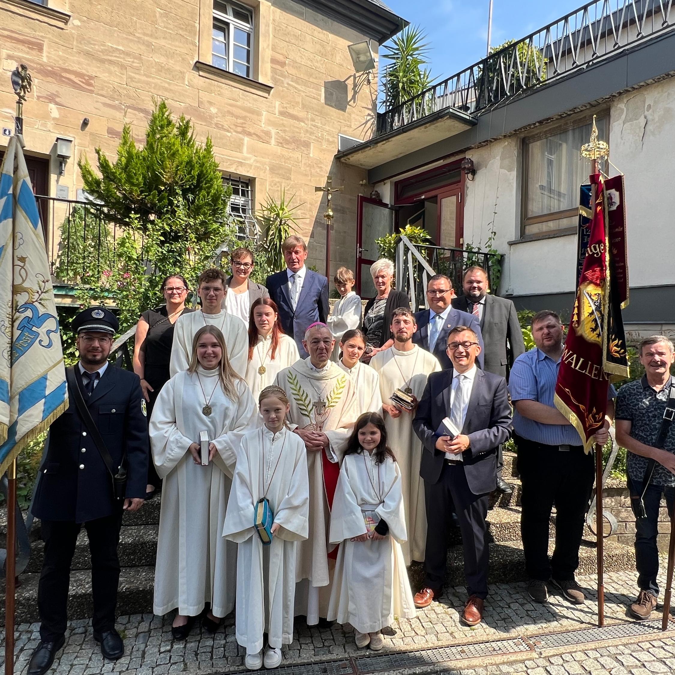 Gruppenbild mit Erzbischof em. Ludwig Schick, Bürgermeister Jens Korn, dem Liturgischen Dienst und den Fahnenabordnungen der Vereine