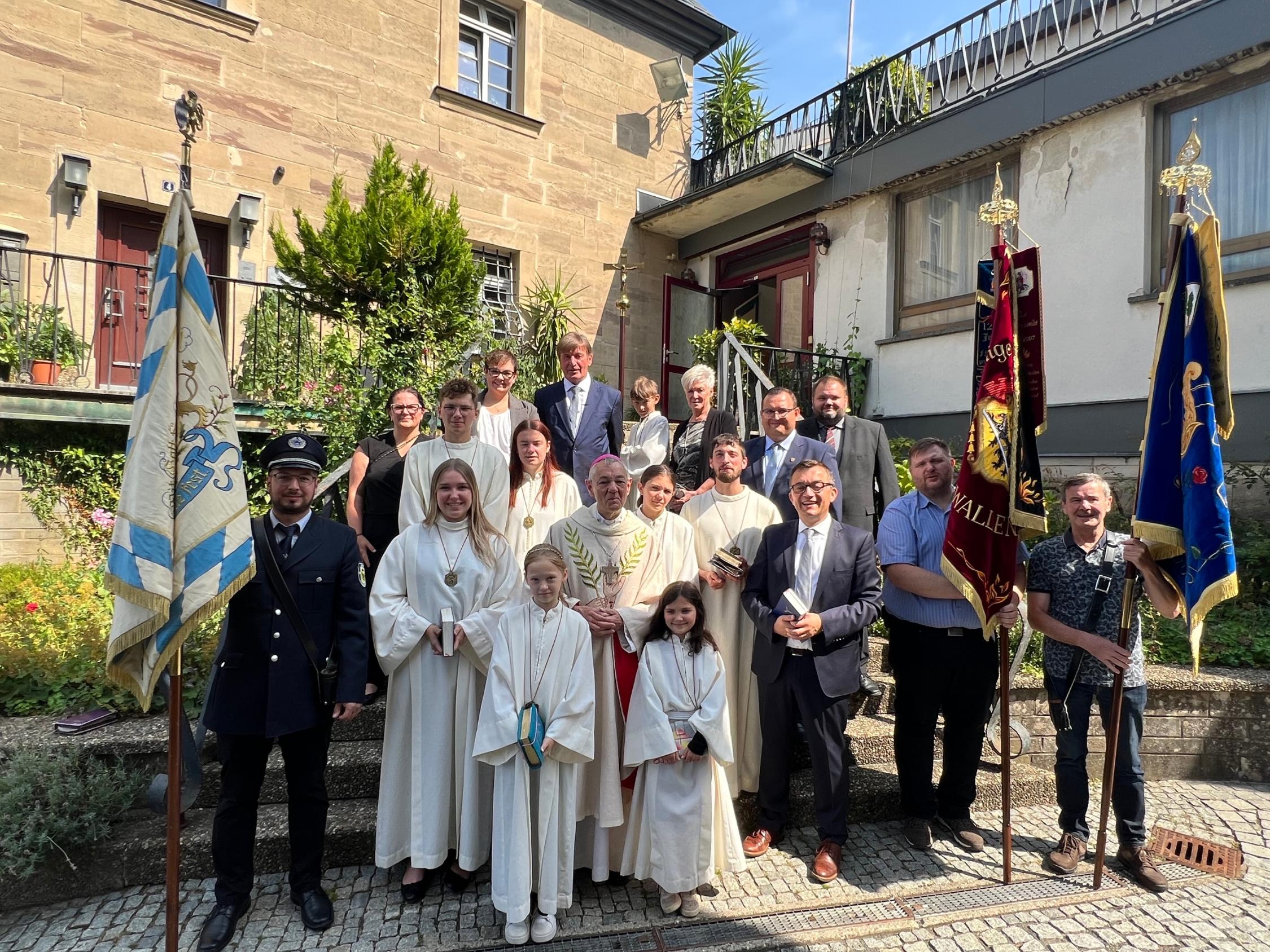 Gruppenbild mit Erzbischof em. Ludwig Schick, Bürgermeister Jens Korn, dem Liturgischen Dienst und den Fahnenabordnungen der Vereine