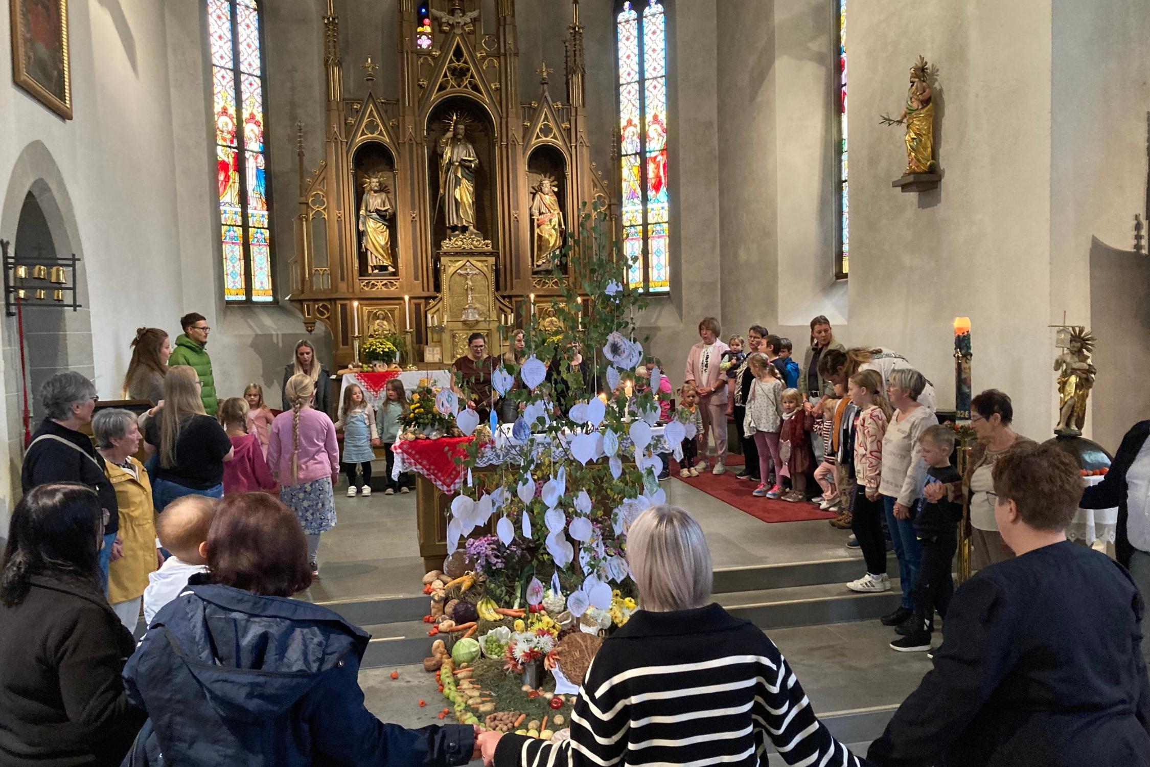 Gemeinsam beteten die Kinder das Vater Unser um den Altar versammelt