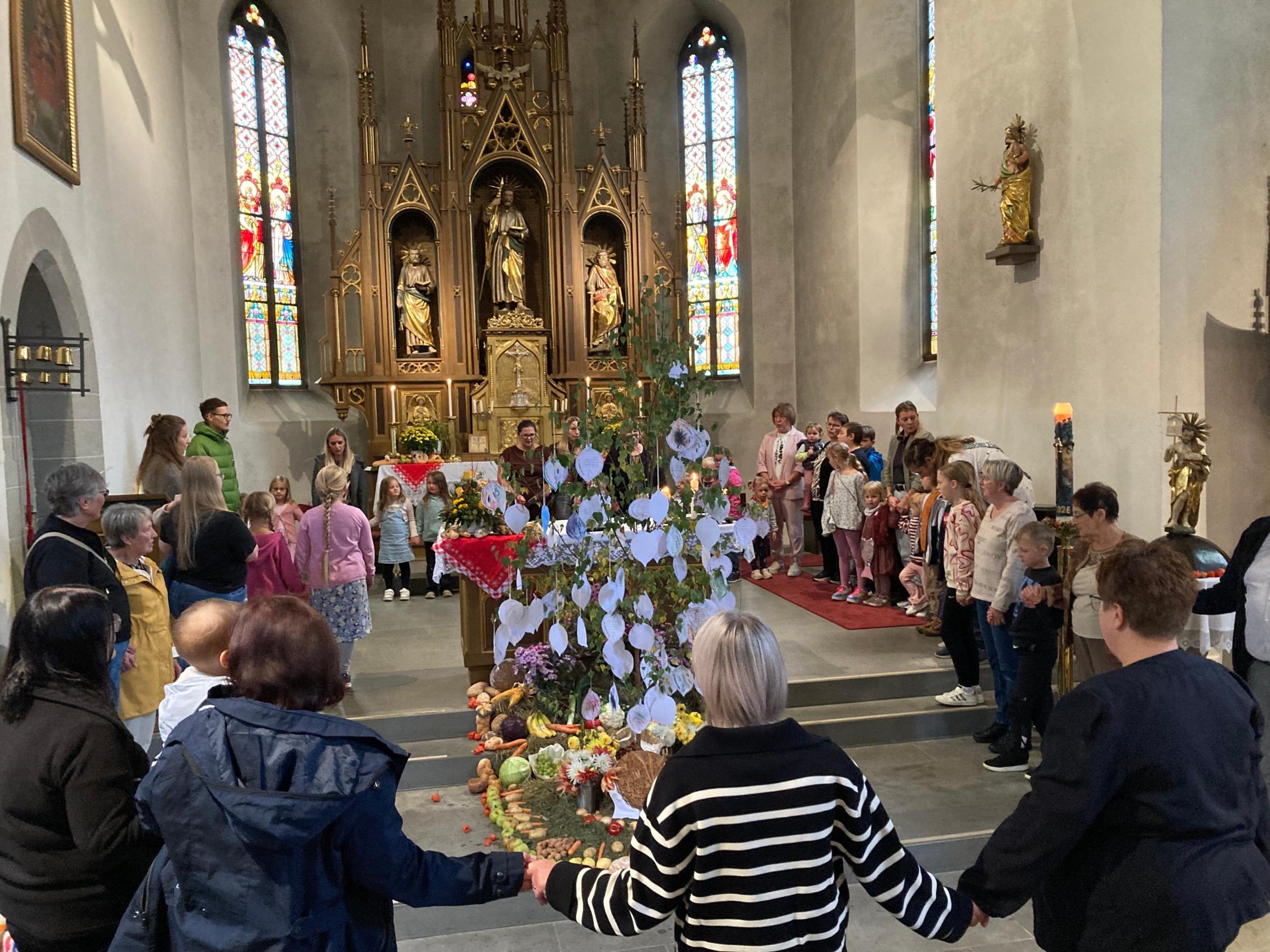 Gemeinsam beteten die Kinder das Vater Unser um den Altar versammelt