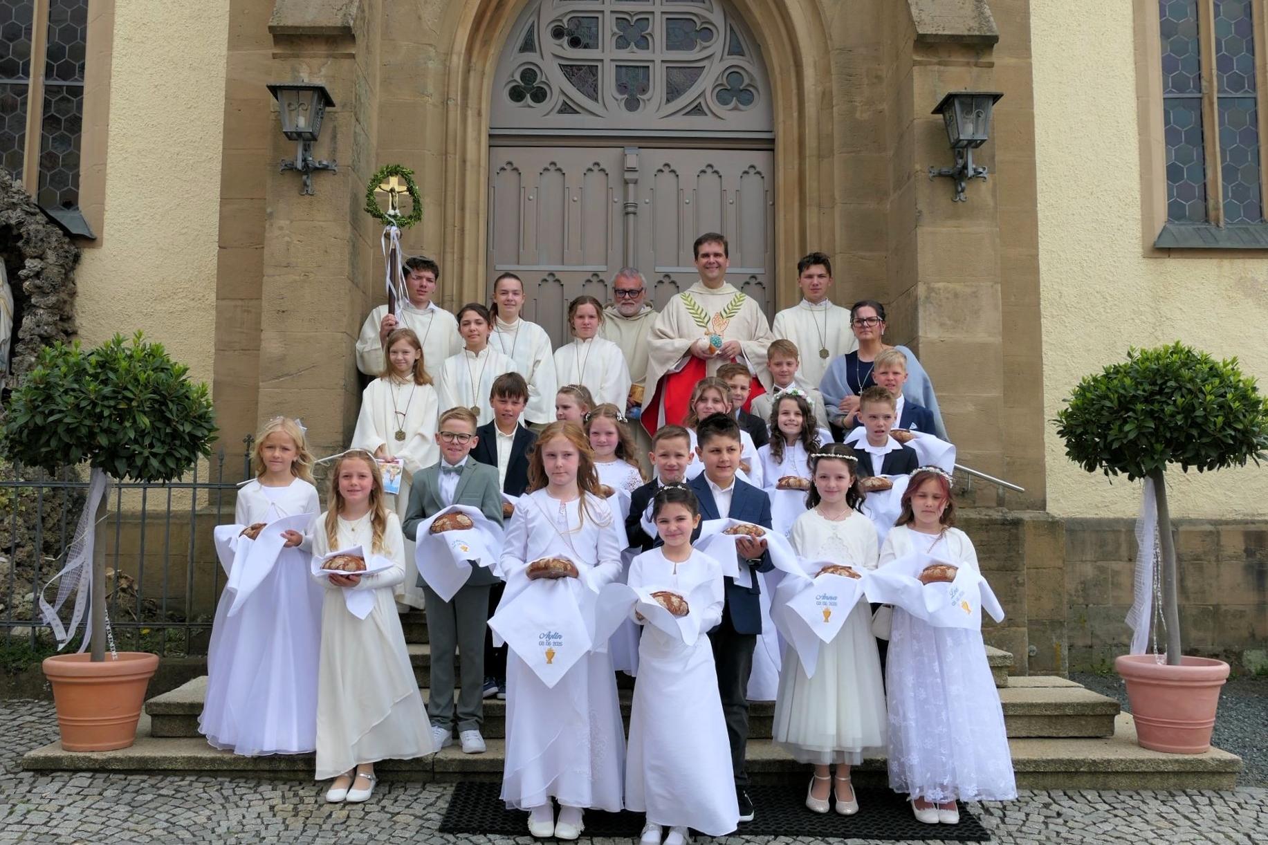 18 Jungen und Mädchen empfingen am 3. Mai zum ersten Mal die Heilige Kommunion