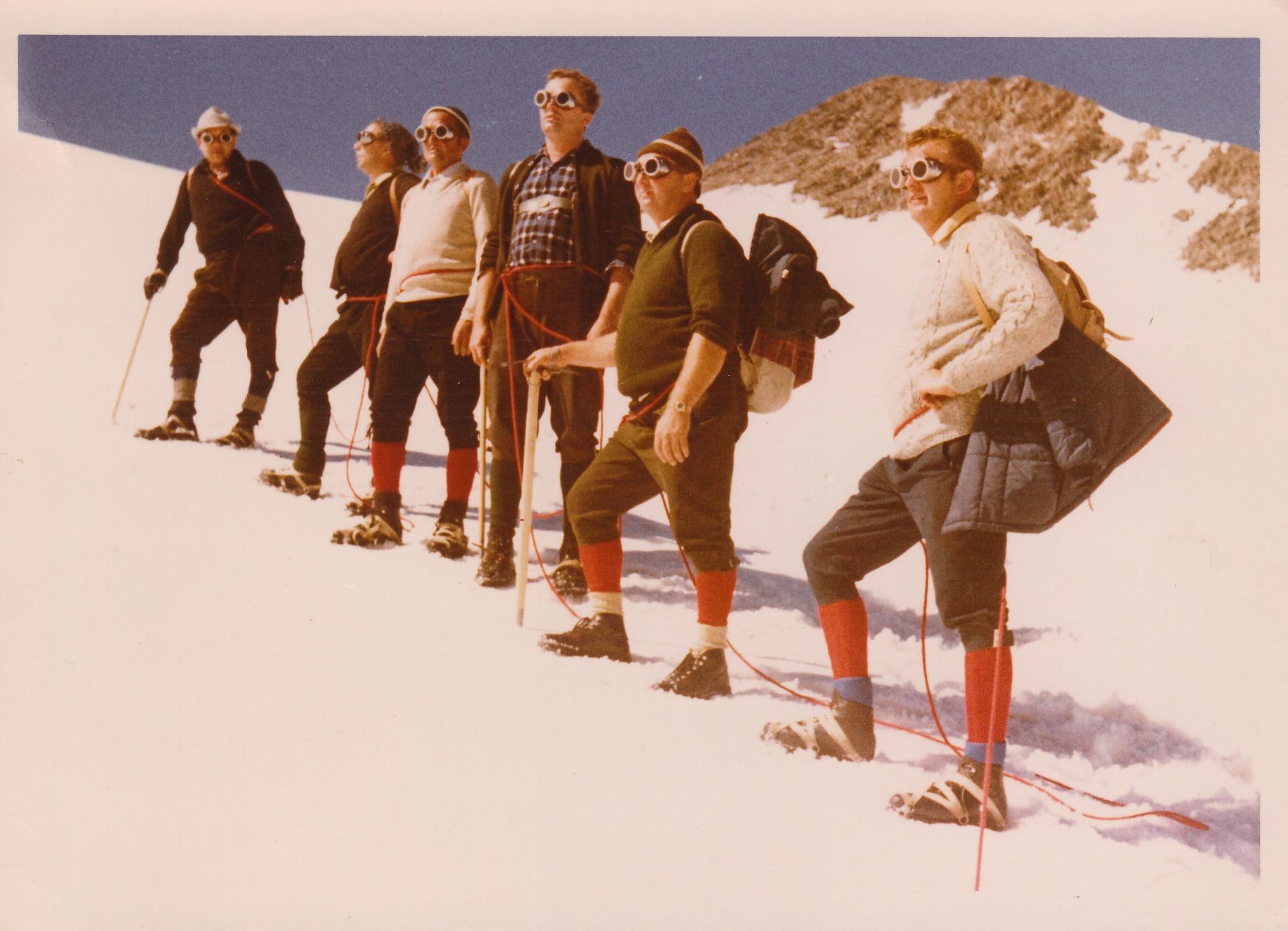 Auf dem Weg zum Olperer musste die Gruppe im Jahr 1970 auch einige Schneefelder überqueren. Mangels professioneller Ausrüstung behalf man sich mit Schweißbrillen, die man bei der früheren Firma Wunner ausgeliehen hatte.