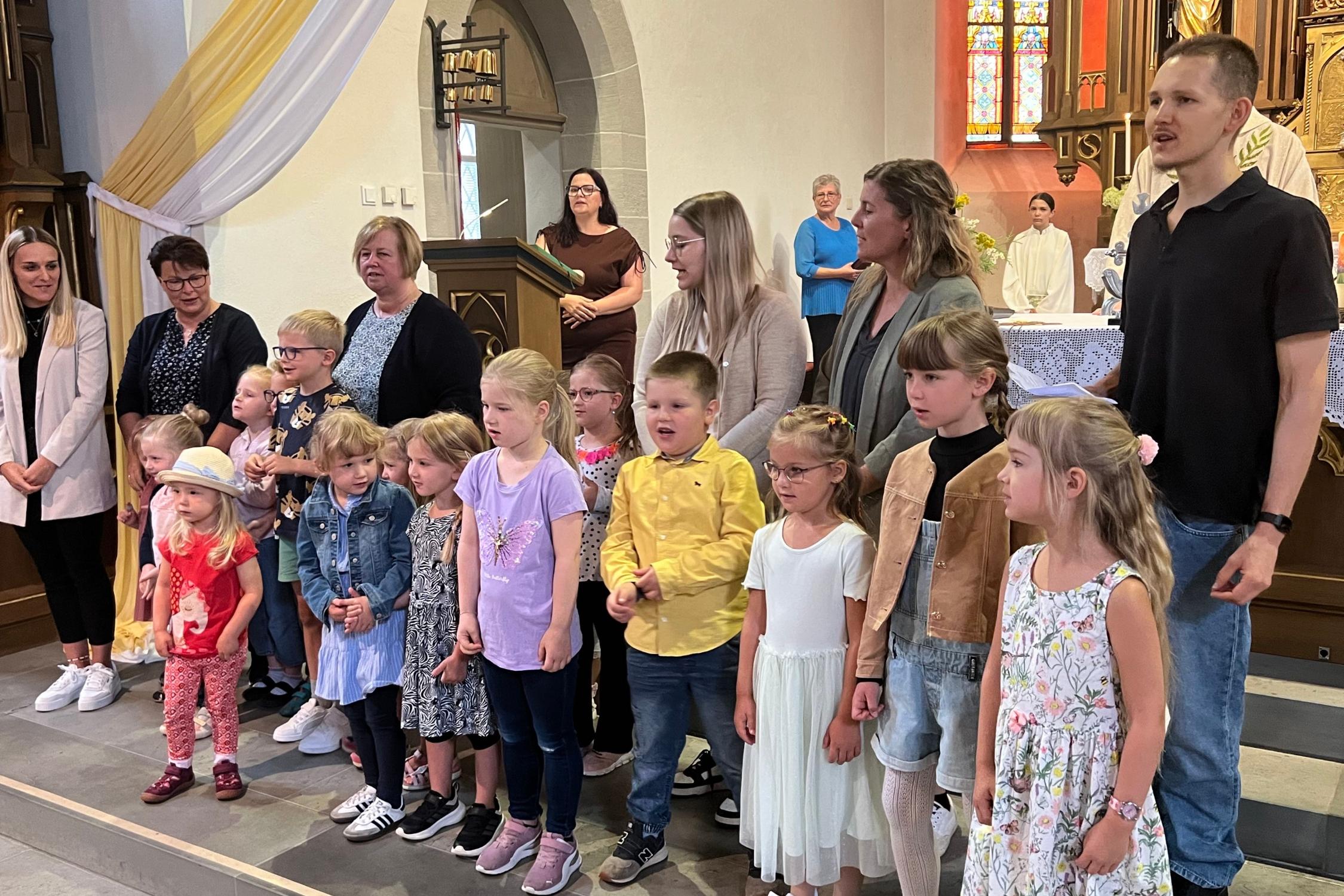 Der Kindergarten gestaltete die Messe musikalisch mit und begrüßte die Gläubigen mit dem Lied 'Einfach spitze, dass du da bist'