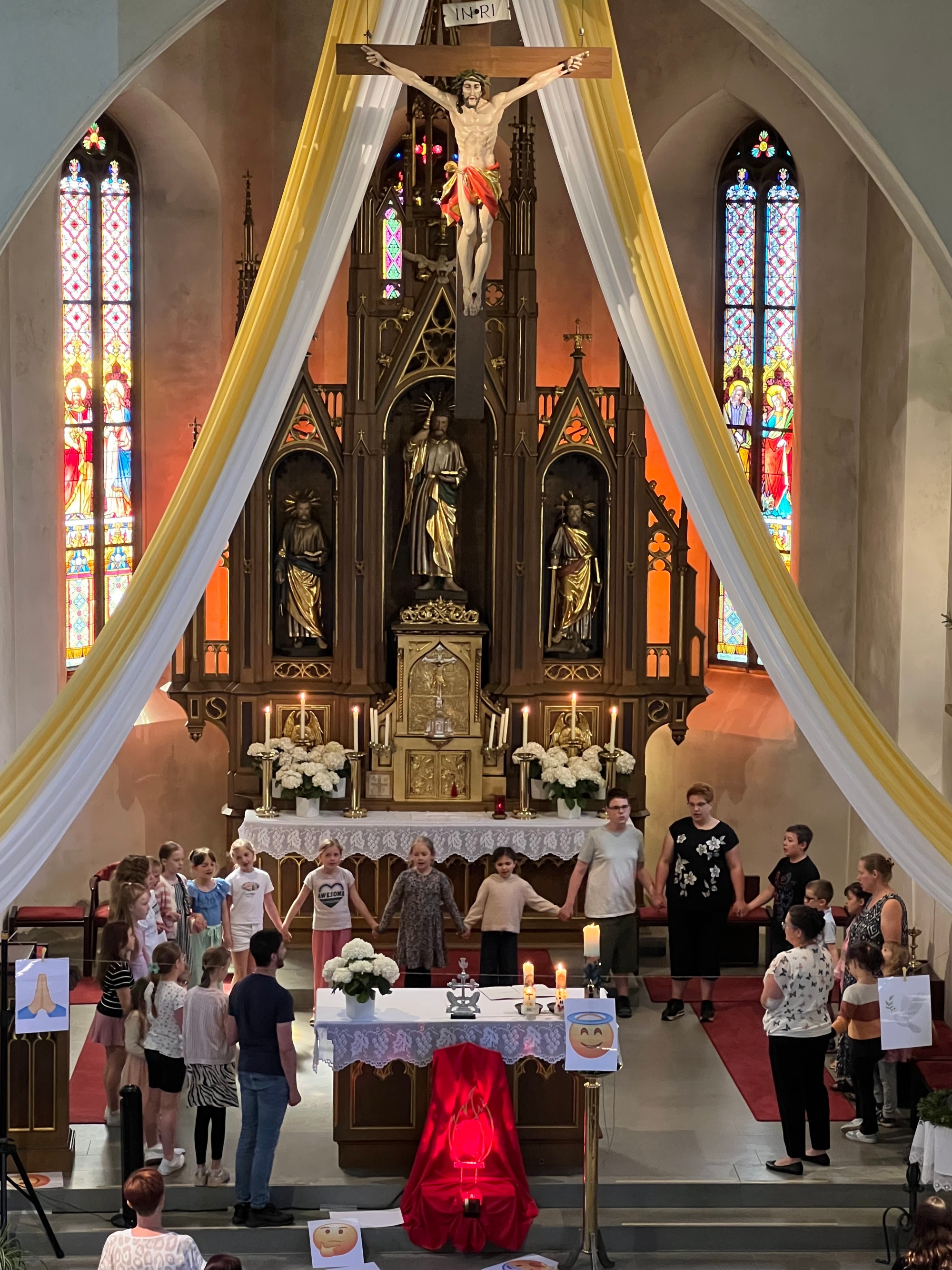 Das Vater Unser beteten alle Kinder um den Altar versammelt.