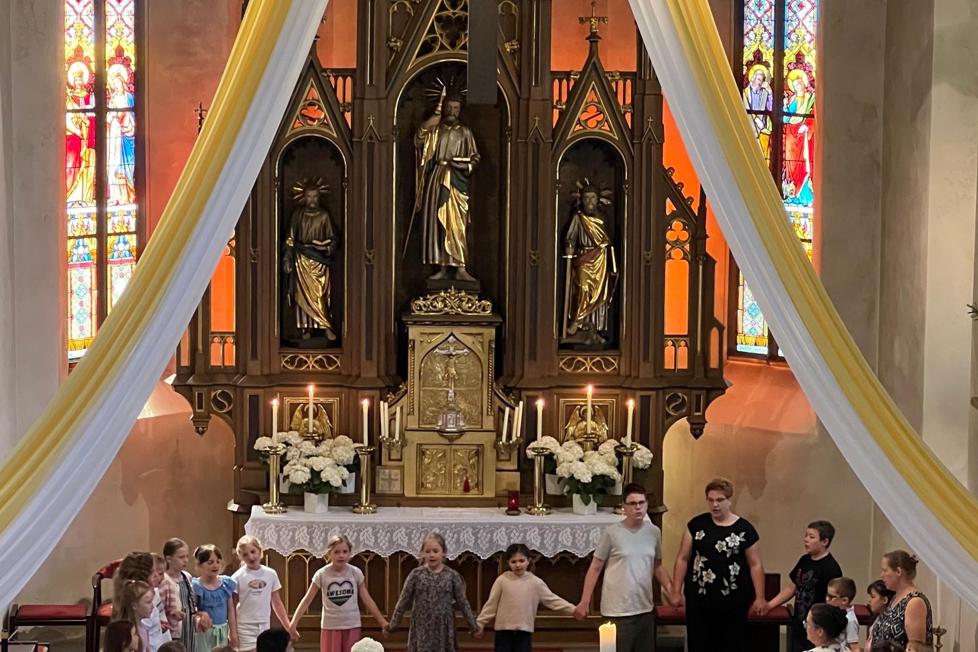 Das Vater Unser beteten alle Kinder um den Altar versammelt.