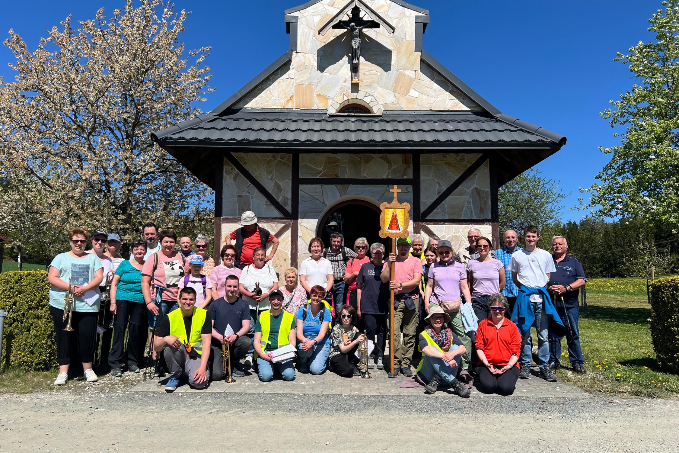 Das Gruppenbild vor der Wallfahrtskapelle bei Hinterrehberg.