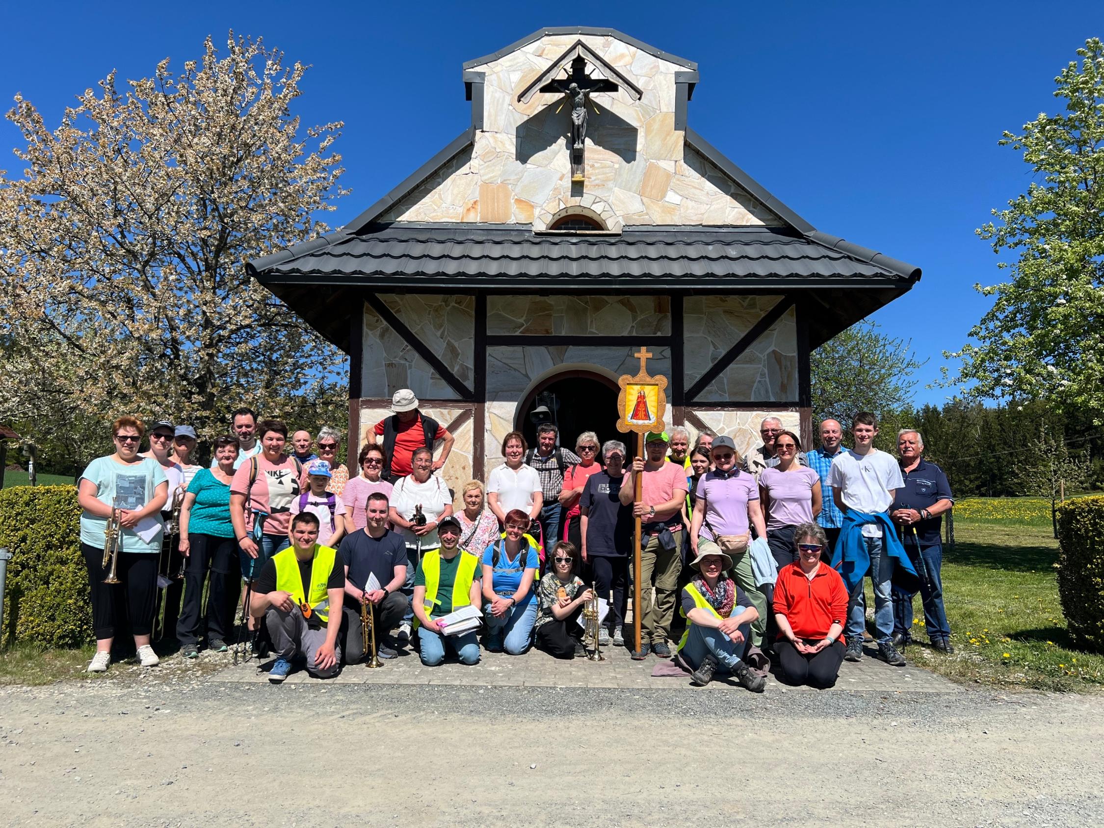 Das Gruppenbild vor der Wallfahrtskapelle bei Hinterrehberg.