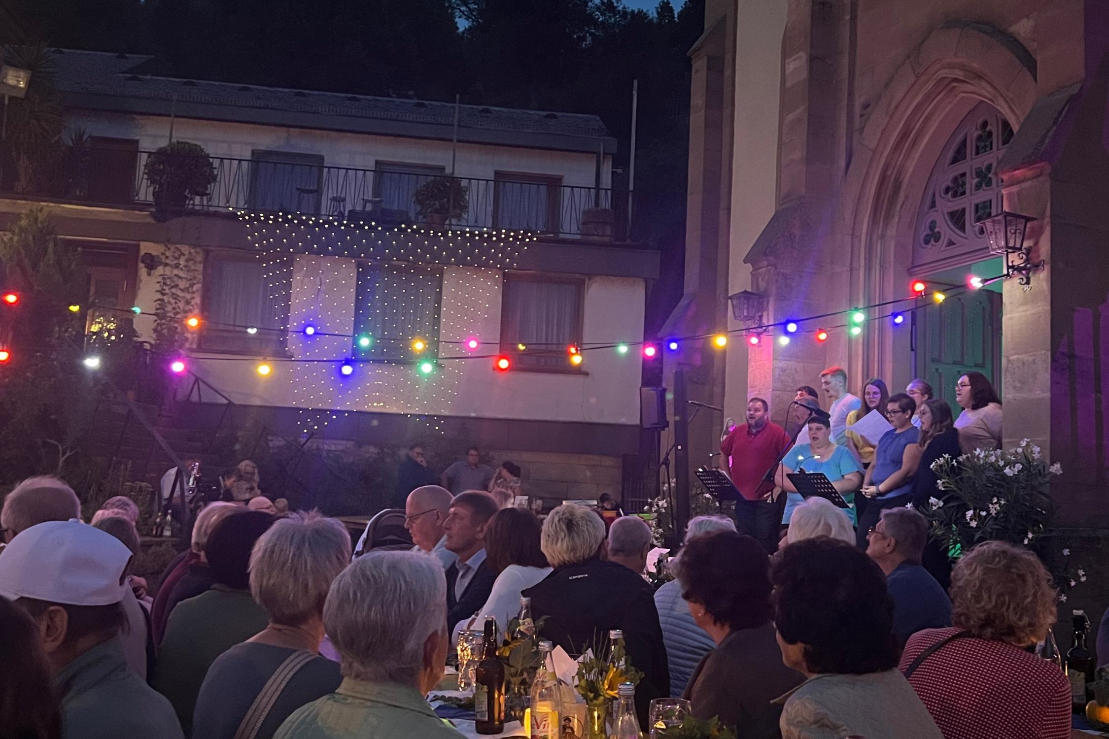 Lichterstimmung vor der Kirche. Zahlreiche Gäste blieben bis zum Schluss.