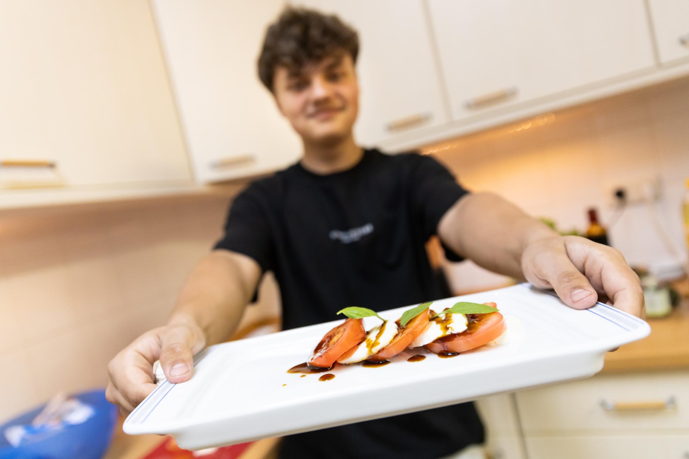 Sebastian präsentiert die Antipasti-Platte