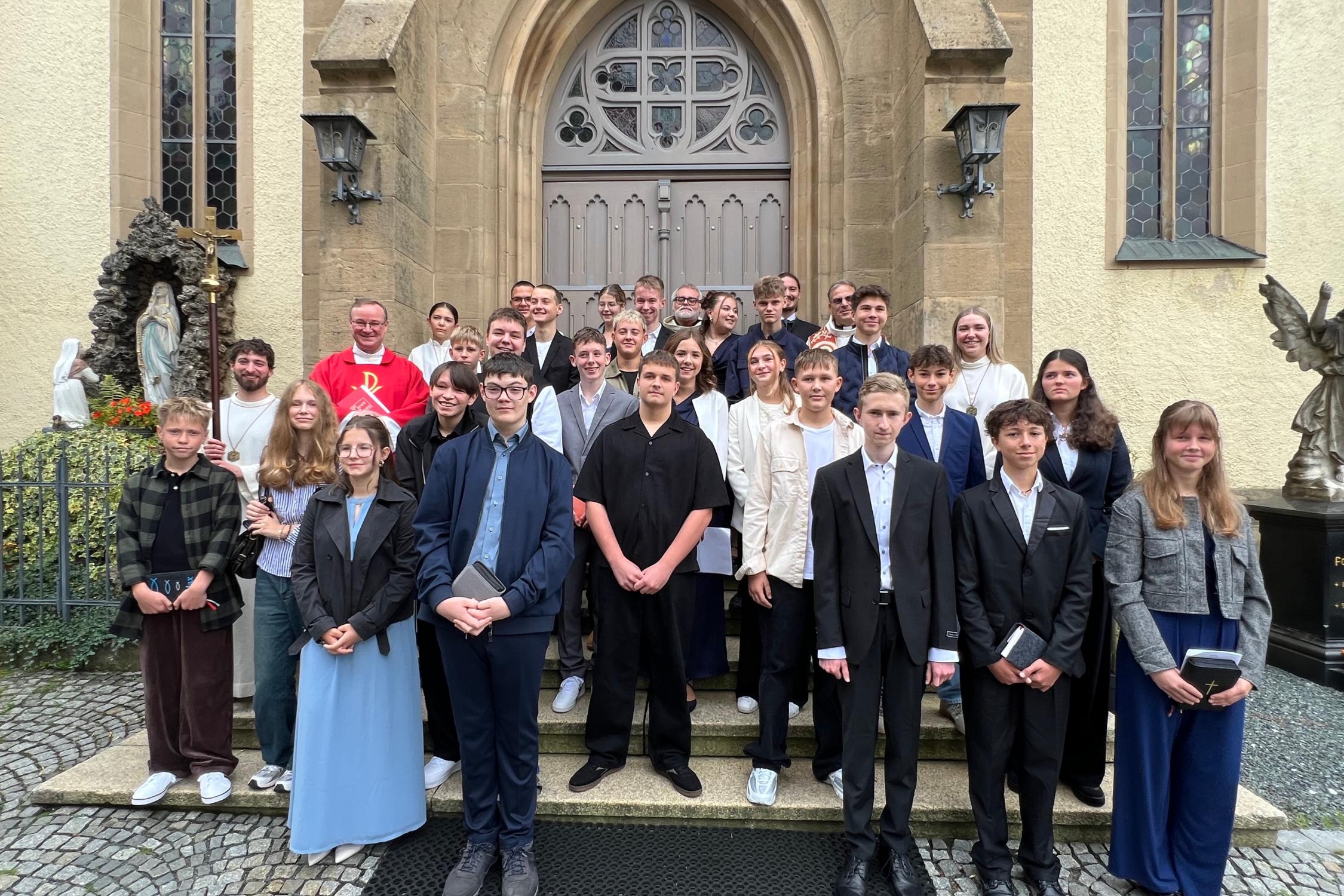 Die Firmlinge mit den Ministranten sowie Firmspender Domkapitular Albert Müller, Pastoralreferent Harald Ulbrich und Pfarrer Richard Reis nach dem Gottesdienst.