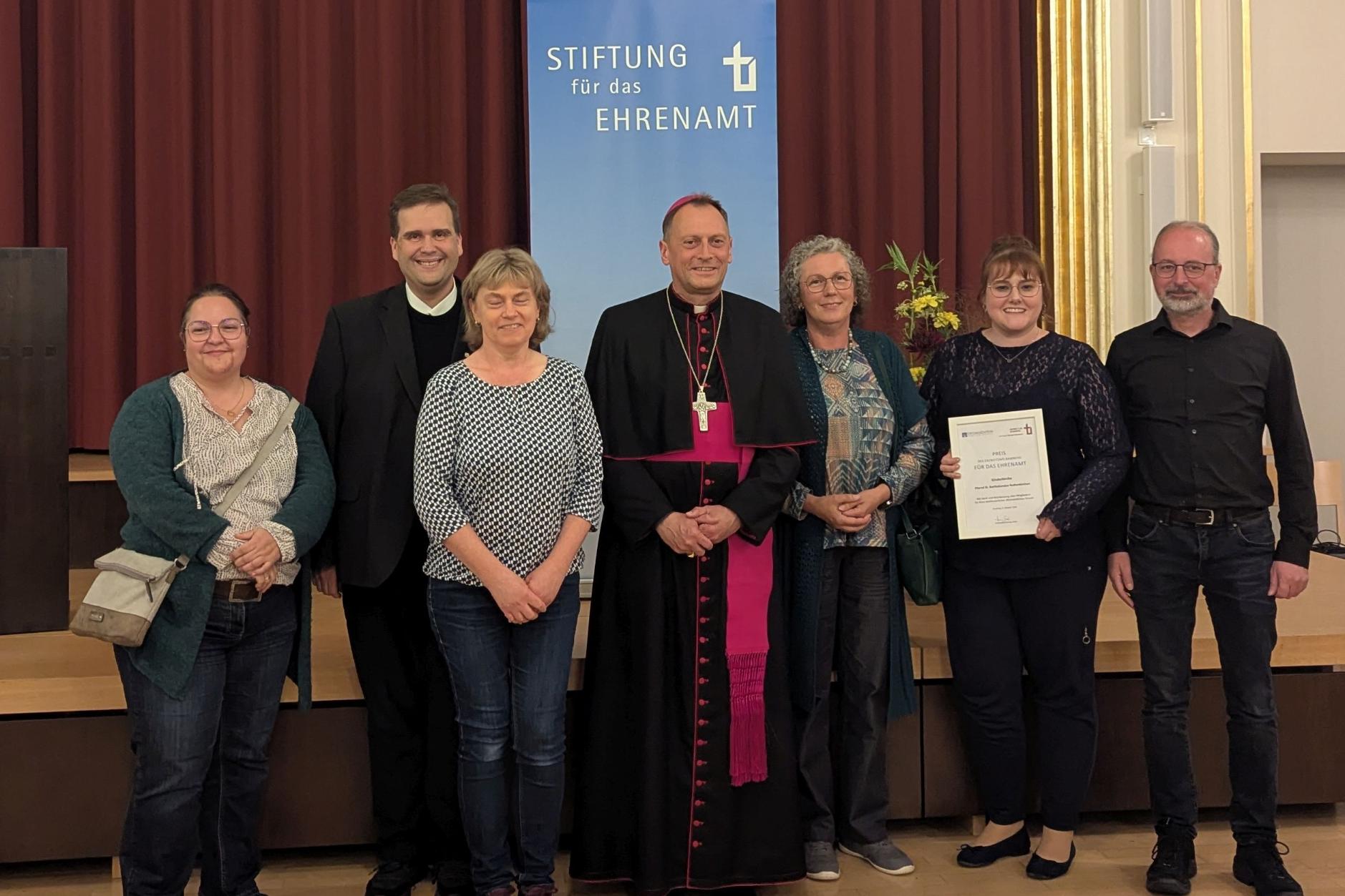 Das Team der Kinderkirche Rothenkirchen bei der Auszeichnung zum Ehrenamtspreis v.l.n.r.: Gemeindereferentin Kathrin Ritter, Leitender Pfarrer Detlef Pötzl, Erika Jungkunz, Erzbischof Herwig Gössl, Sabine Müller, Annika Kestel, Gemeindereferent Andreas Roderer