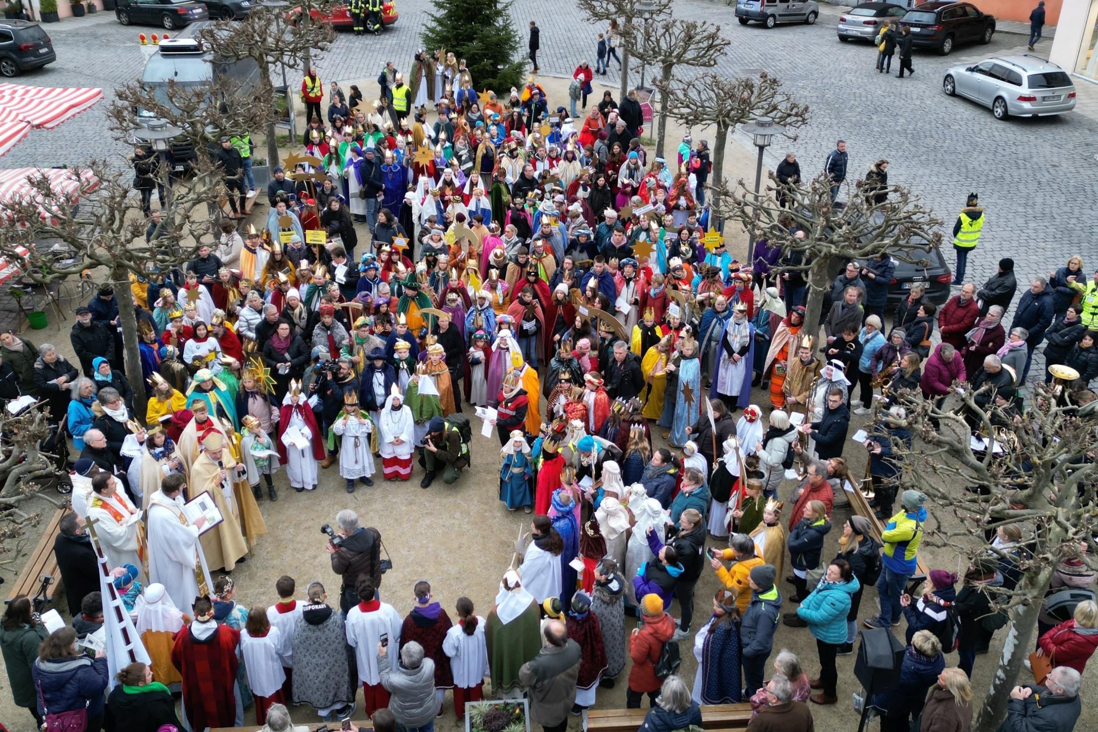 Alle Teilnehmenden der Diözesanen Eröffnung der Aktion Dreikönigssingen auf dem Marktplatz in Forchheim.