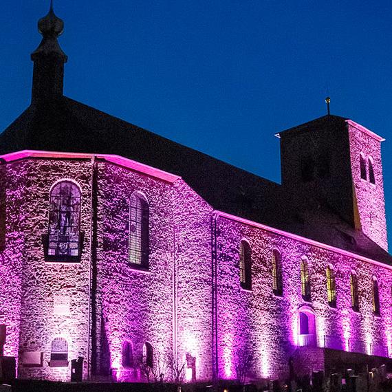 Slider - Teuschnitzer Kirche beleuchtet bei Nacht - Kath. Seelsorgebereich Frankenwald