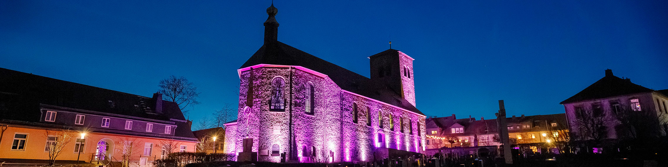 Slider - Teuschnitzer Kirche beleuchtet bei Nacht - Kath. Seelsorgebereich Frankenwald