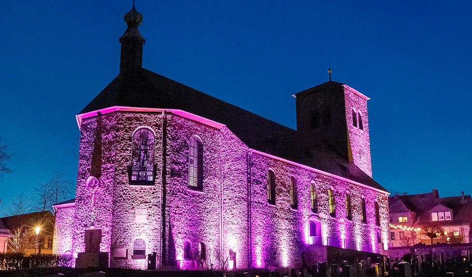 Slider - Teuschnitzer Kirche beleuchtet bei Nacht - Kath. Seelsorgebereich Frankenwald