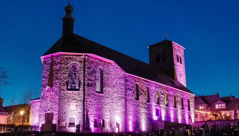 Slider - Teuschnitzer Kirche beleuchtet bei Nacht - Kath. Seelsorgebereich Frankenwald