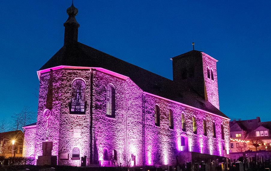 Slider - Teuschnitzer Kirche beleuchtet bei Nacht - Kath. Seelsorgebereich Frankenwald